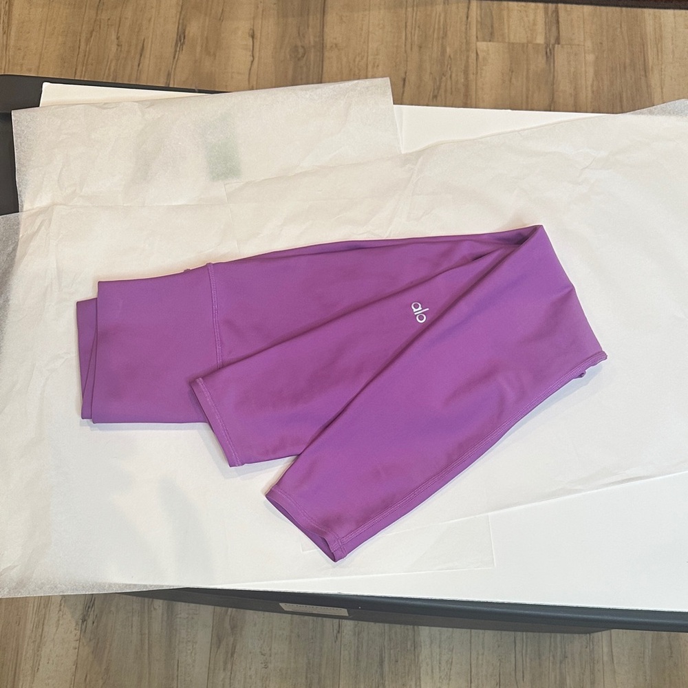 ALO Yoga Airlift 7/8 Leggings - Size XS - electric Violet. Great condition